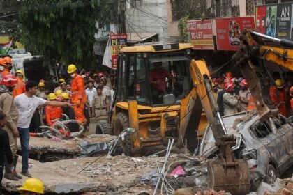 delhi building collapse