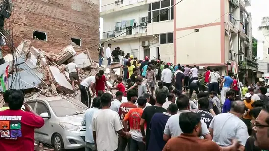 delhi building collapse