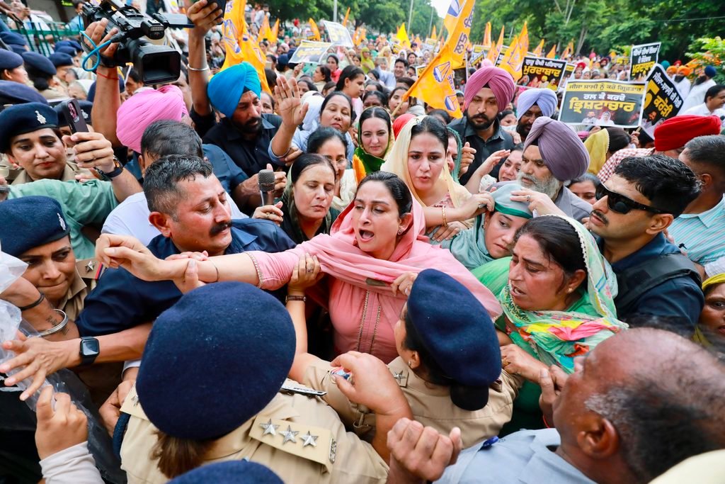 Harsimrat Kaur Badal protest 